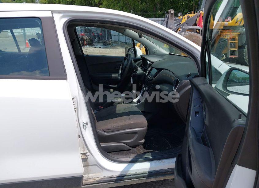 Photo 5 of 2017 Chevrolet Trax LS (VIN KL7CJNSB1HB208276)