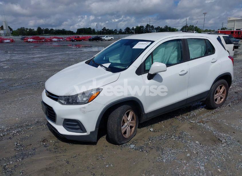 Photo 2 of 2017 Chevrolet Trax LS (VIN KL7CJNSB2HB257552)