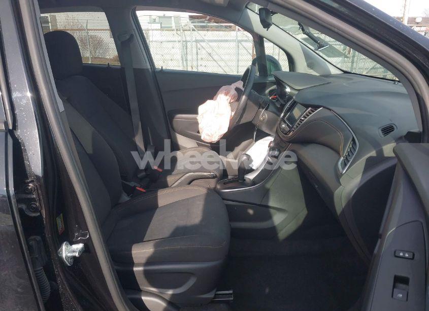 Photo 4 of 2020 Chevrolet Trax AWD LS (VIN KL7CJNSB4LB029495)