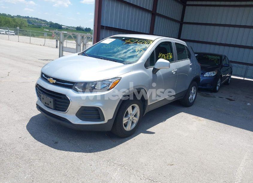 Photo 2 of 2018 Chevrolet Trax LS (VIN KL7CJNSB5JB575431)