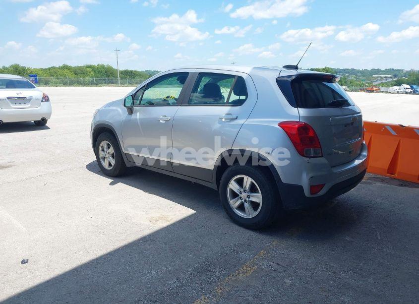 Photo 3 of 2018 Chevrolet Trax LS (VIN KL7CJNSB5JB575431)