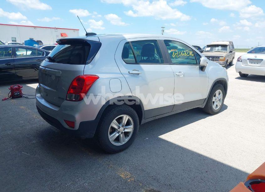 Photo 4 of 2018 Chevrolet Trax LS (VIN KL7CJNSB5JB575431)