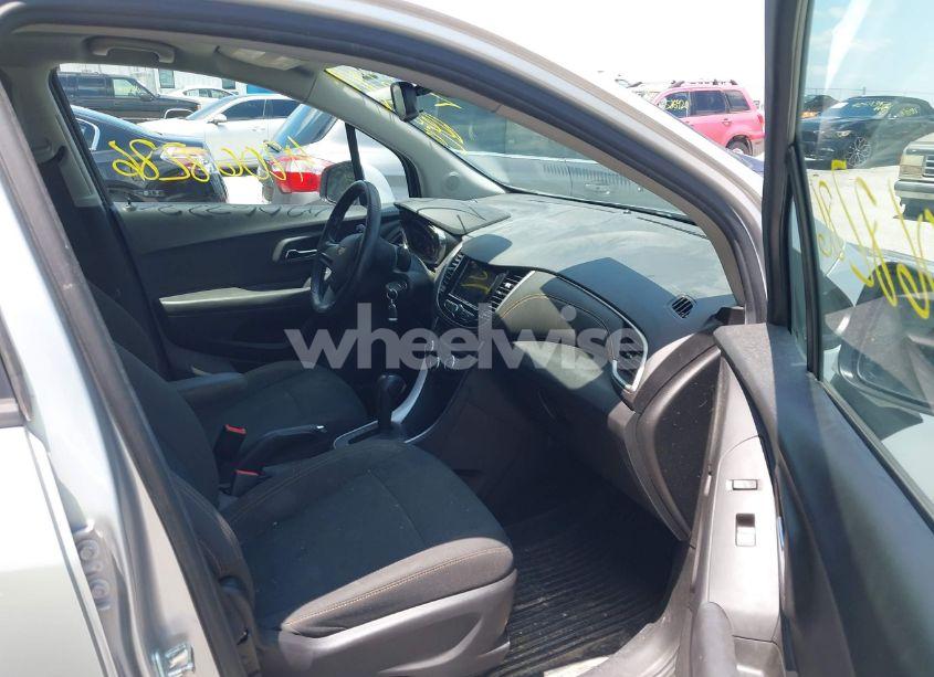 Photo 5 of 2018 Chevrolet Trax LS (VIN KL7CJNSB5JB575431)