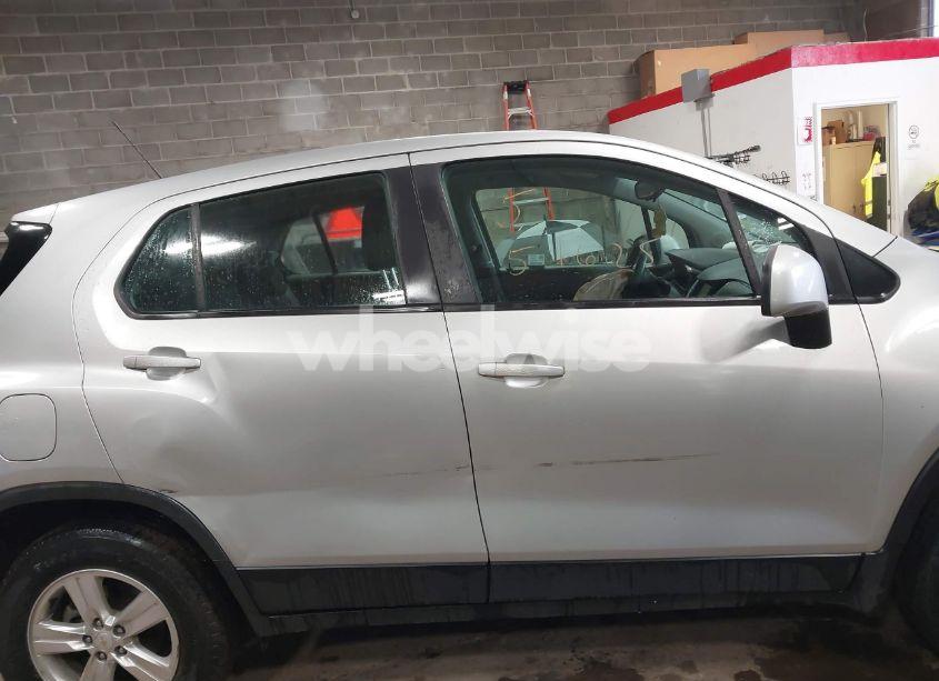 Photo 13 of 2018 Chevrolet Trax LS (VIN KL7CJNSB6JB565149)