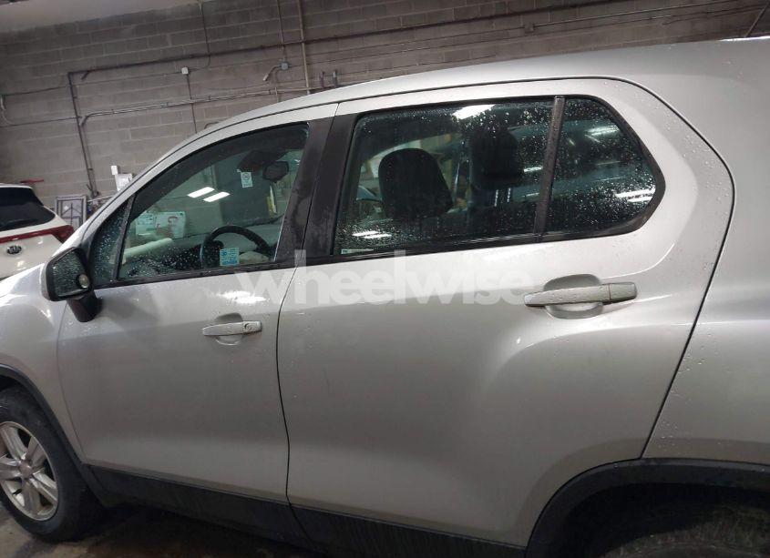 Photo 14 of 2018 Chevrolet Trax LS (VIN KL7CJNSB6JB565149)