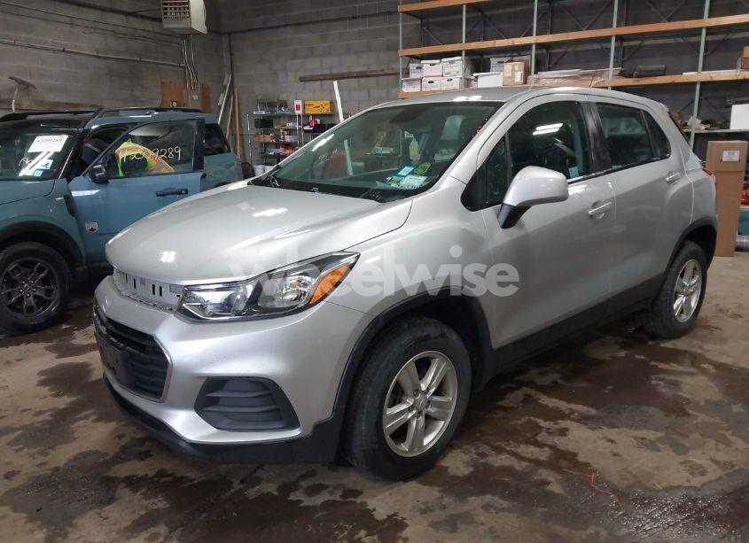 Photo 2 of 2018 Chevrolet Trax LS (VIN KL7CJNSB6JB565149)