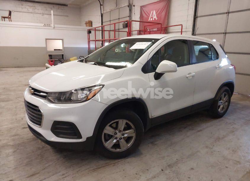 Photo 2 of 2018 Chevrolet Trax LS (VIN KL7CJNSB6JB718208)