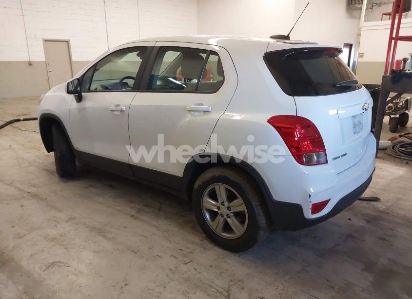 Photo 3 of 2018 Chevrolet Trax LS (VIN KL7CJNSB6JB718208)