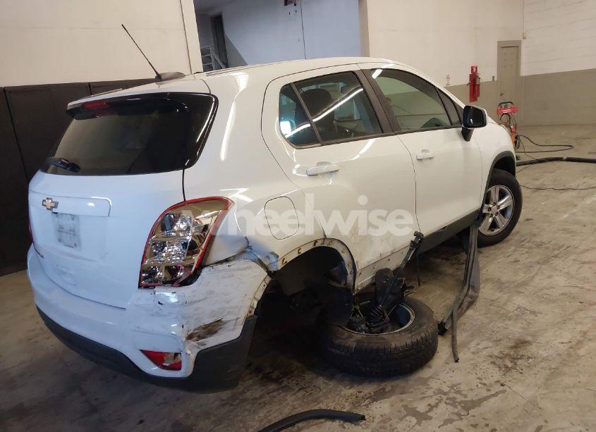 Photo 4 of 2018 Chevrolet Trax LS (VIN KL7CJNSB6JB718208)