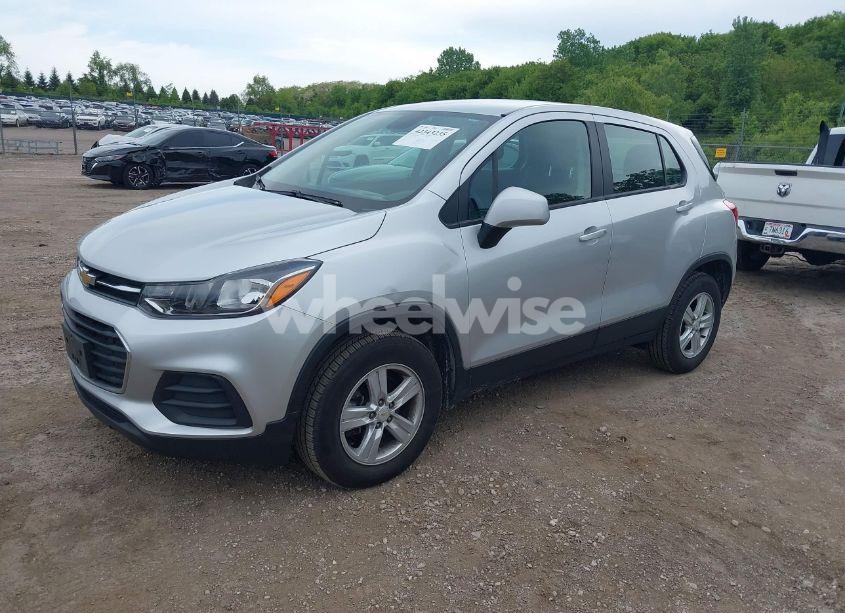 Photo 2 of 2018 Chevrolet Trax LS (VIN KL7CJNSB8JB715665)