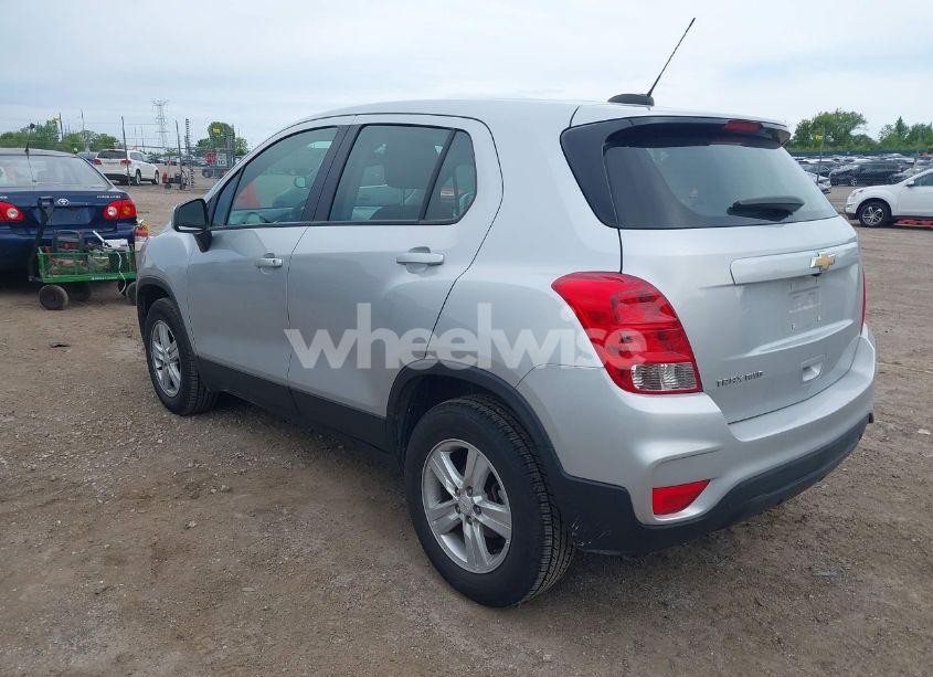 Photo 3 of 2018 Chevrolet Trax LS (VIN KL7CJNSB8JB715665)