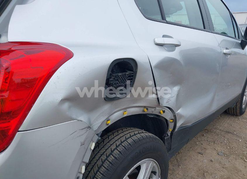 Photo 6 of 2018 Chevrolet Trax LS (VIN KL7CJNSB8JB715665)