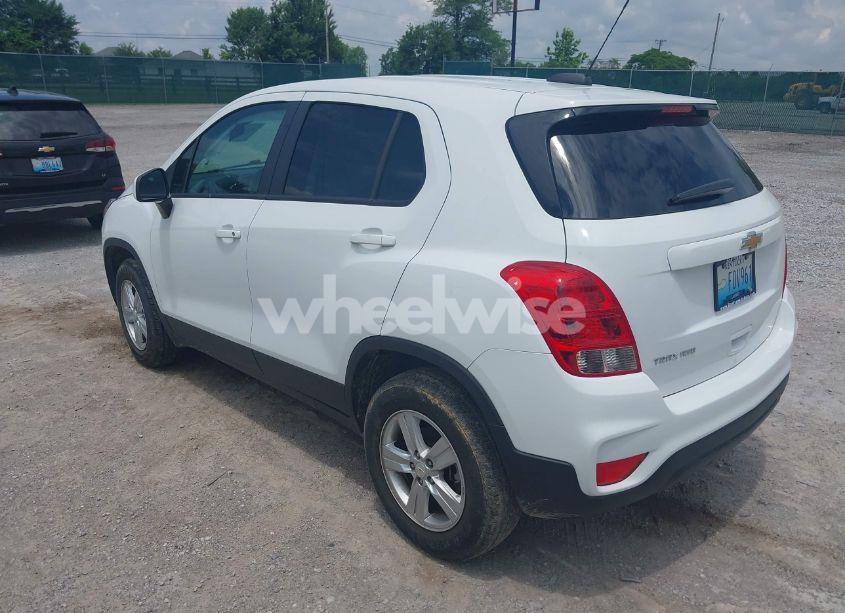 Photo 3 of 2022 Chevrolet Trax AWD LS (VIN KL7CJNSM0NB527682)