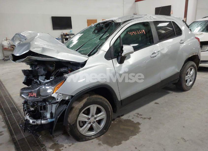 Photo 2 of 2022 Chevrolet Trax AWD LS (VIN KL7CJNSM6NB526794)