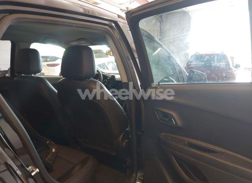 Photo 8 of 2021 Chevrolet Trax AWD LT (VIN KL7CJPSB0MB346011)