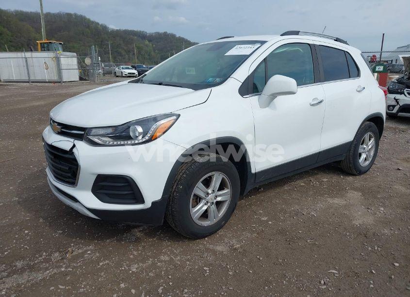 Photo 2 of 2017 Chevrolet Trax LT (VIN KL7CJPSB2HB239001)