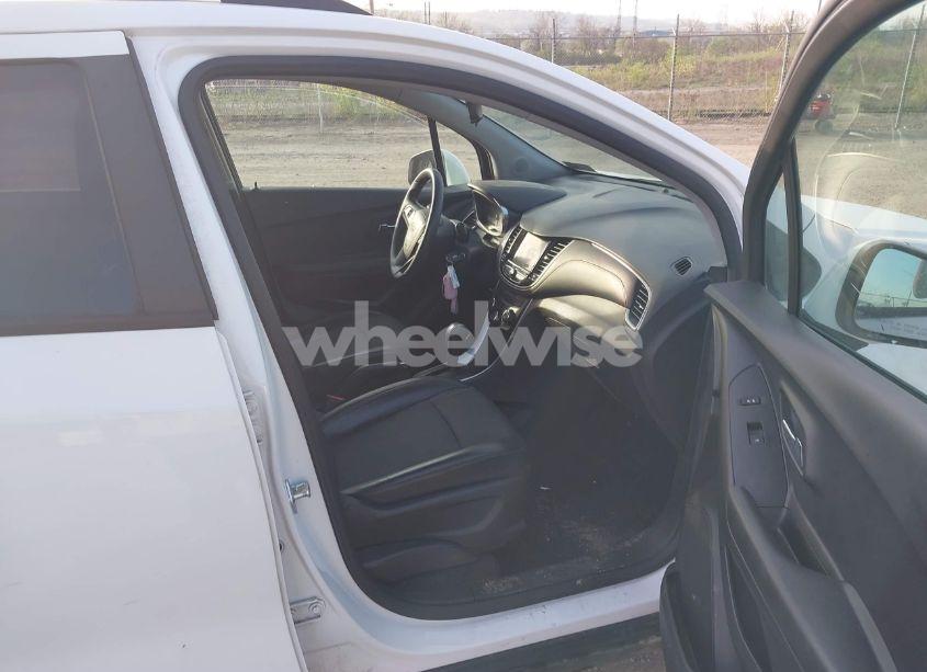 Photo 5 of 2021 Chevrolet Trax AWD LT (VIN KL7CJPSB4MB306546)