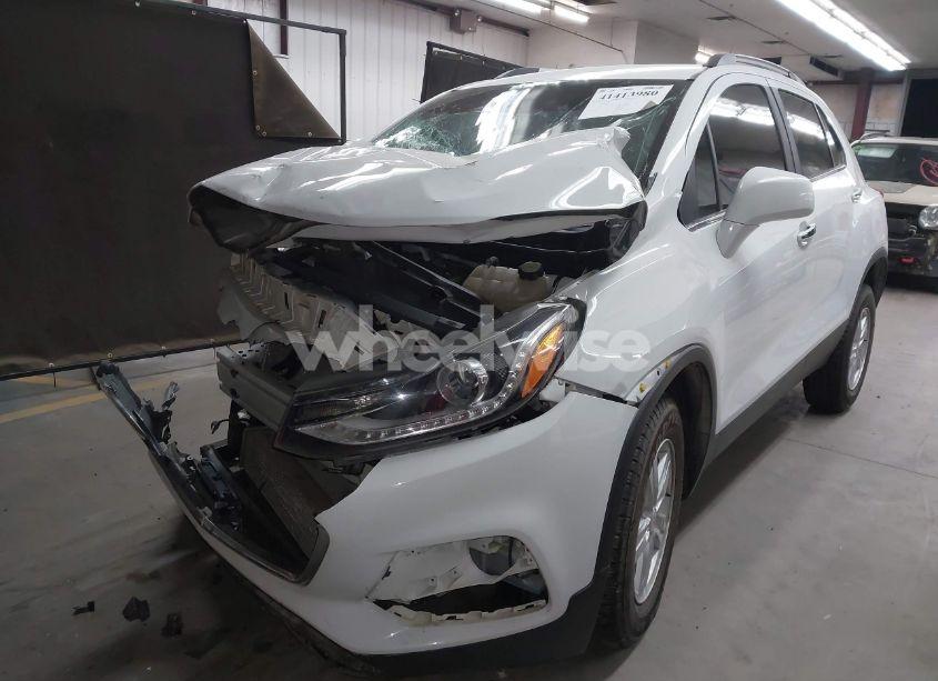 Photo 2 of 2020 Chevrolet Trax AWD LT (VIN KL7CJPSB6LB005596)
