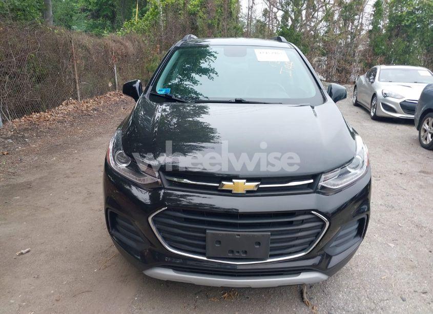 Photo 6 of 2021 Chevrolet Trax AWD LT (VIN KL7CJPSB6MB340892)