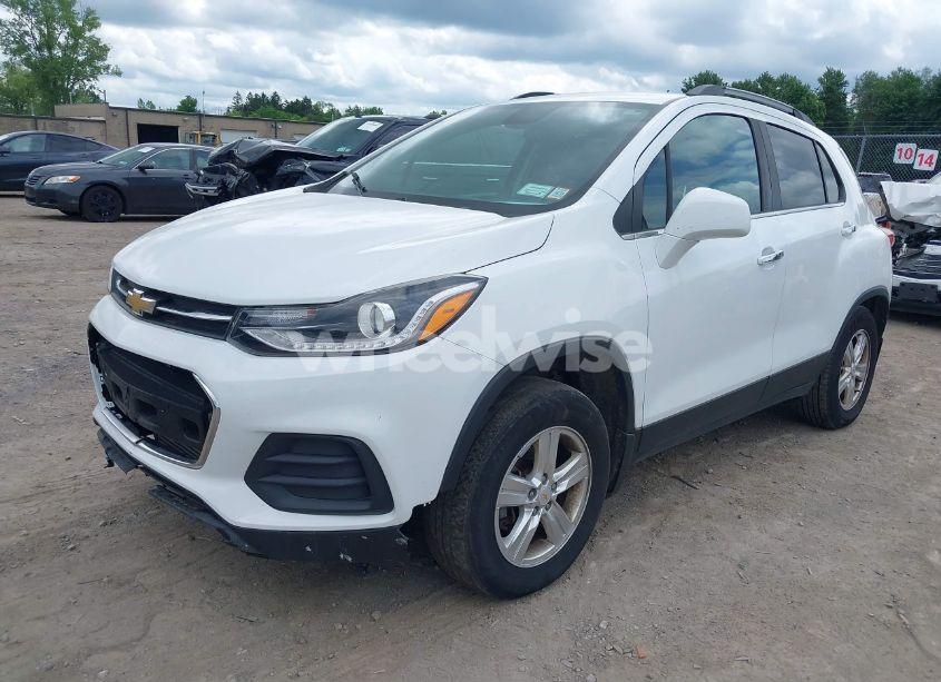 Photo 2 of 2018 Chevrolet Trax LT (VIN KL7CJPSB7JB714373)