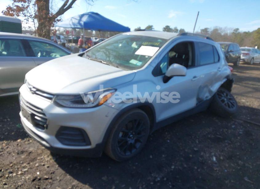 Photo 2 of 2021 Chevrolet Trax AWD LT (VIN KL7CJPSB7MB354316)