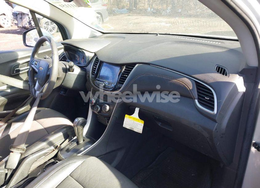 Photo 5 of 2021 Chevrolet Trax AWD LT (VIN KL7CJPSB7MB354316)