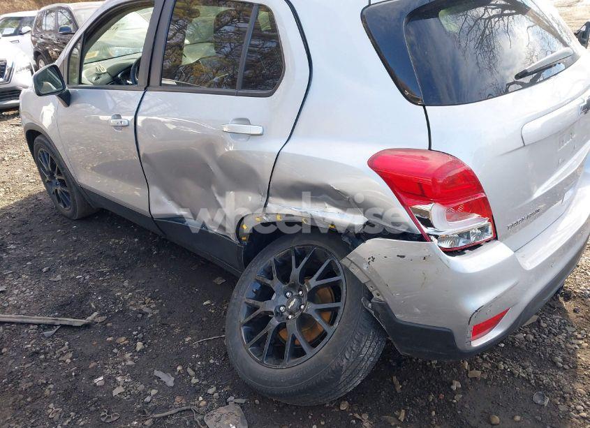 Photo 6 of 2021 Chevrolet Trax AWD LT (VIN KL7CJPSB7MB354316)