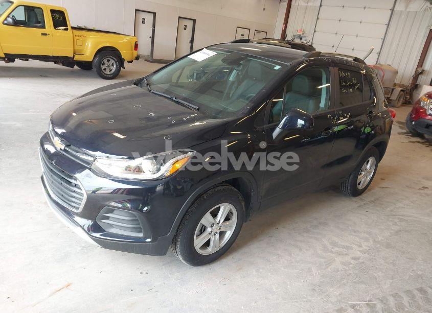 Photo 2 of 2022 Chevrolet Trax AWD LT (VIN KL7CJPSM1NB563974)