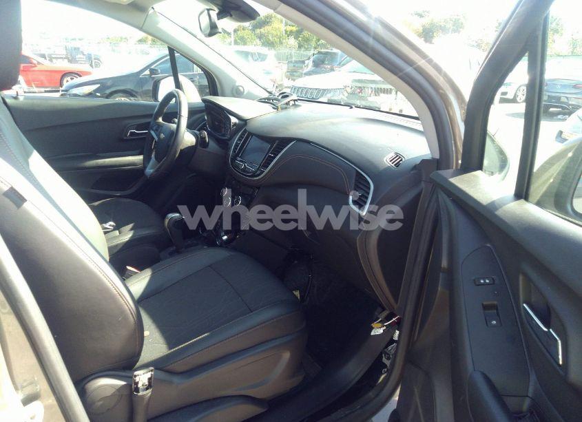 Photo 5 of 2022 Chevrolet Trax AWD LT (VIN KL7CJPSM3NB542396)