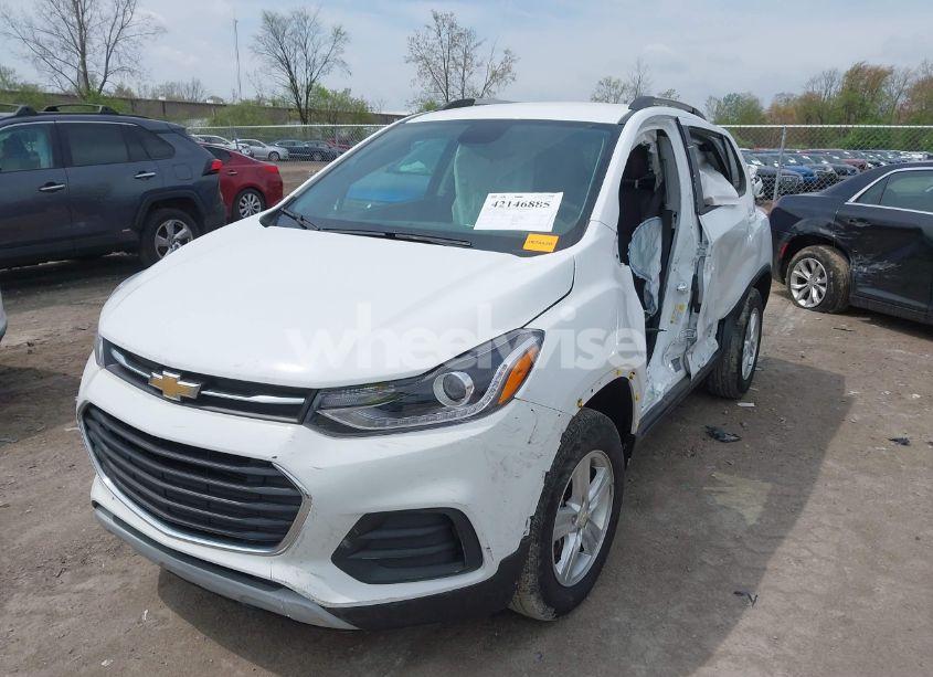 Photo 2 of 2021 Chevrolet Trax AWD LT (VIN KL7CJPSM5MB369530)