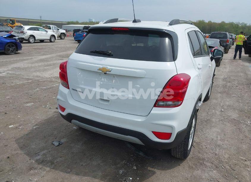 Photo 4 of 2021 Chevrolet Trax AWD LT (VIN KL7CJPSM5MB369530)