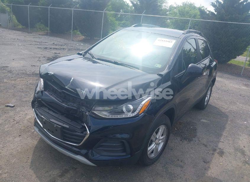 Photo 2 of 2021 Chevrolet Trax AWD LT (VIN KL7CJPSM5MB374551)