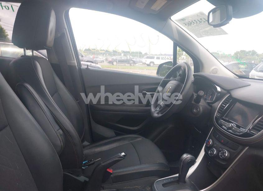 Photo 5 of 2021 Chevrolet Trax AWD LT (VIN KL7CJPSM5MB374551)