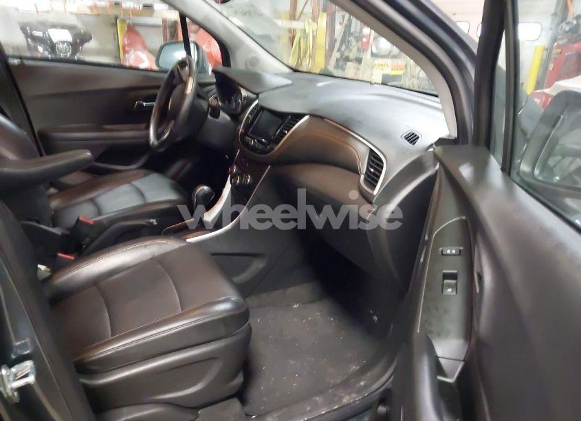 Photo 5 of 2021 Chevrolet Trax AWD LT (VIN KL7CJPSM6MB370797)