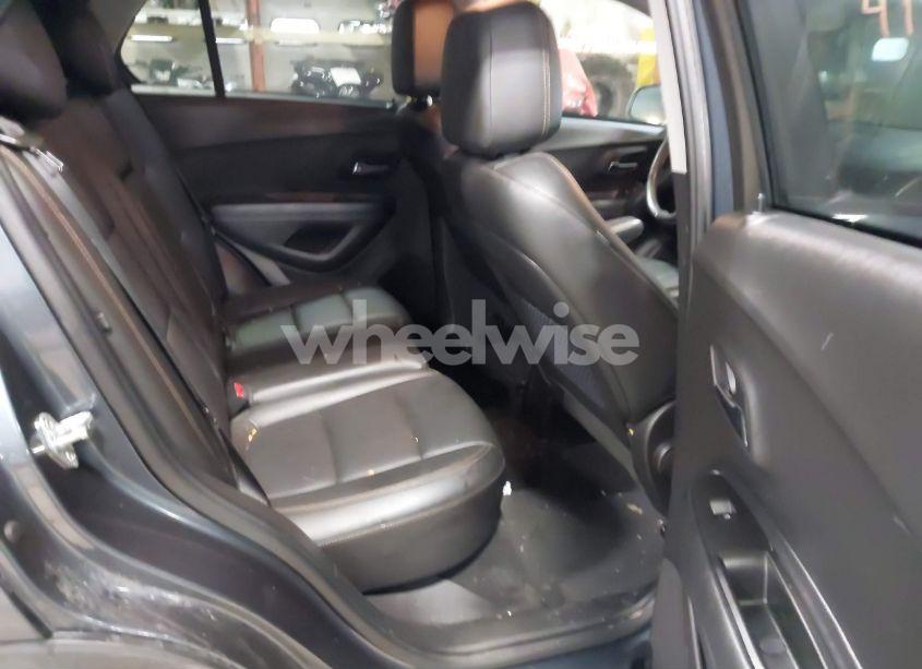 Photo 8 of 2021 Chevrolet Trax AWD LT (VIN KL7CJPSM6MB370797)