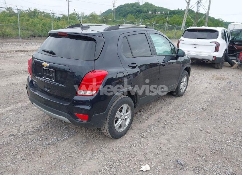 Photo 4 of 2022 Chevrolet Trax AWD LT (VIN KL7CJPSM9NB516854)