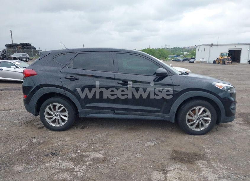 Photo 12 of 2018 Hyundai Tucson SE (VIN KM8J23A41JU772319)