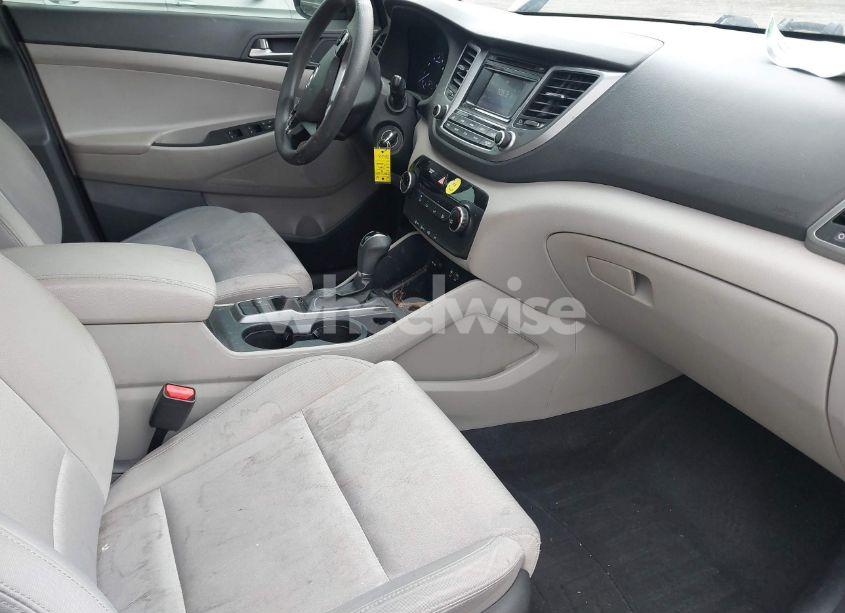 Photo 5 of 2018 Hyundai Tucson SE (VIN KM8J23A41JU772319)