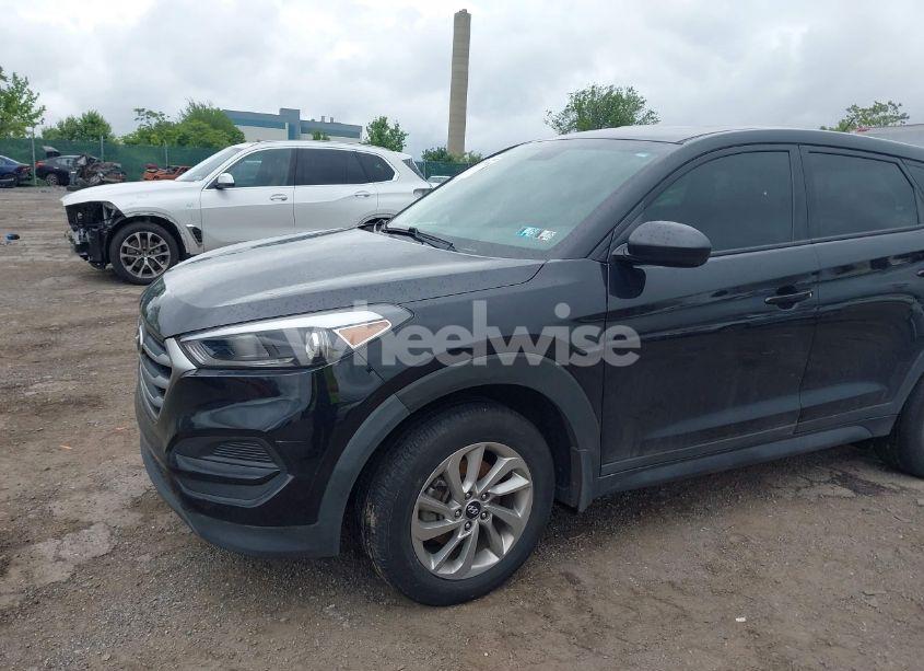 Photo 6 of 2018 Hyundai Tucson SE (VIN KM8J23A41JU772319)