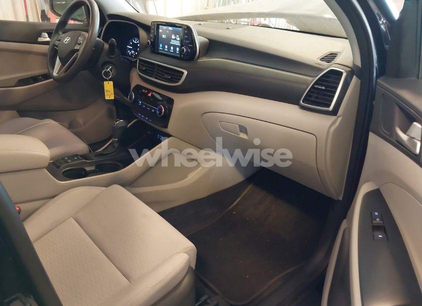 Photo 5 of 2019 Hyundai Tucson SE (VIN KM8J23A41KU857484)