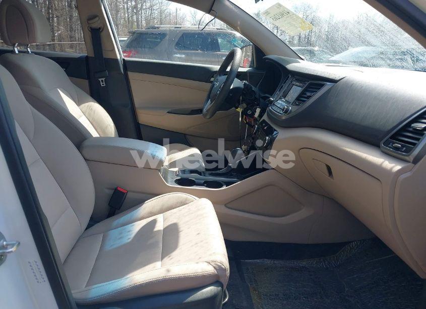 Photo 5 of 2017 Hyundai Tucson SE (VIN KM8J23A44HU571248)