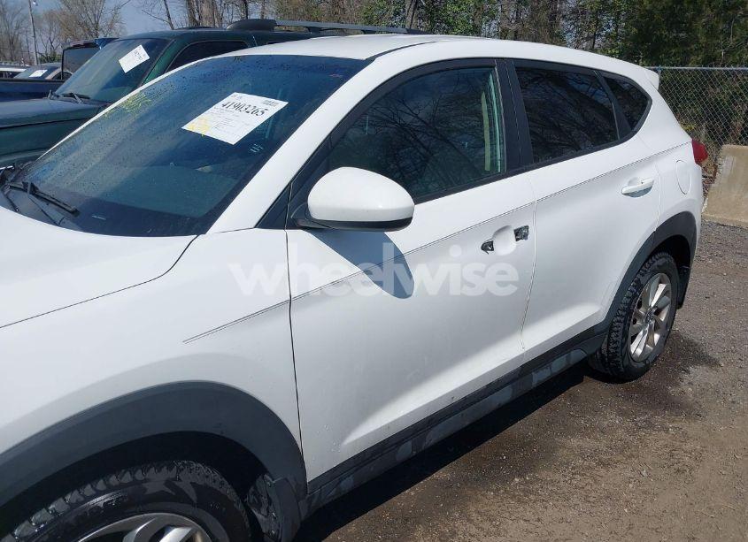 Photo 6 of 2017 Hyundai Tucson SE (VIN KM8J23A44HU571248)