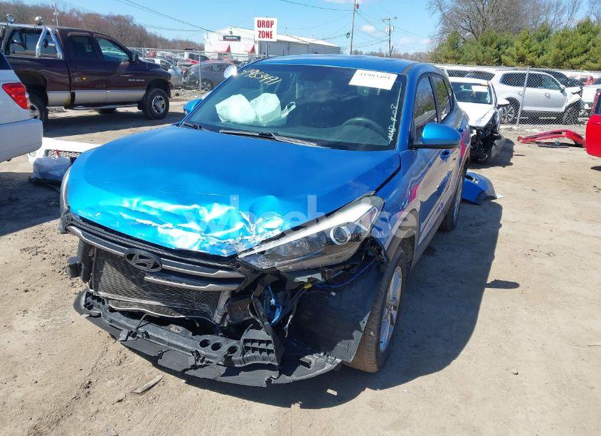 Photo 2 of 2016 Hyundai Tucson SE (VIN KM8J23A45GU181936)