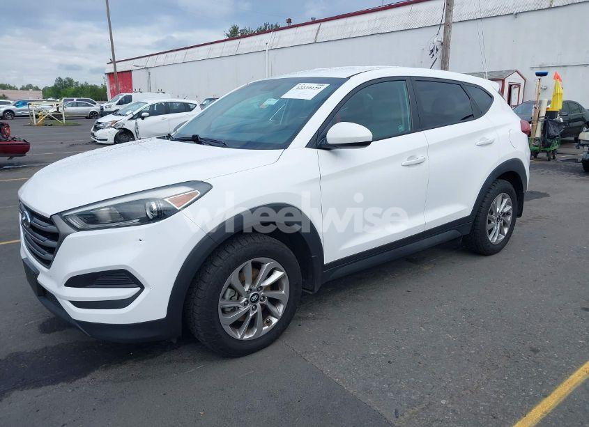 Photo 2 of 2016 Hyundai Tucson SE (VIN KM8J23A47GU040849)