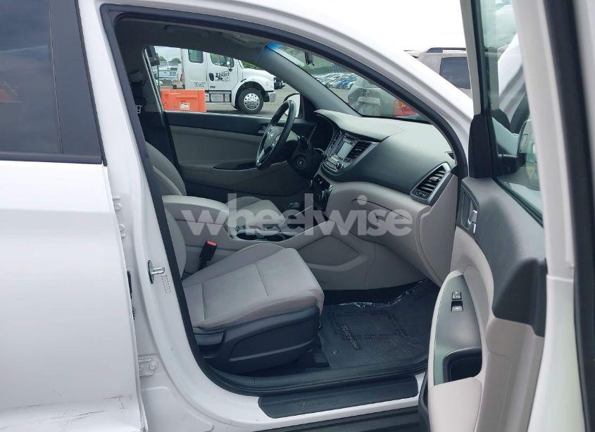 Photo 5 of 2016 Hyundai Tucson SE (VIN KM8J23A47GU040849)