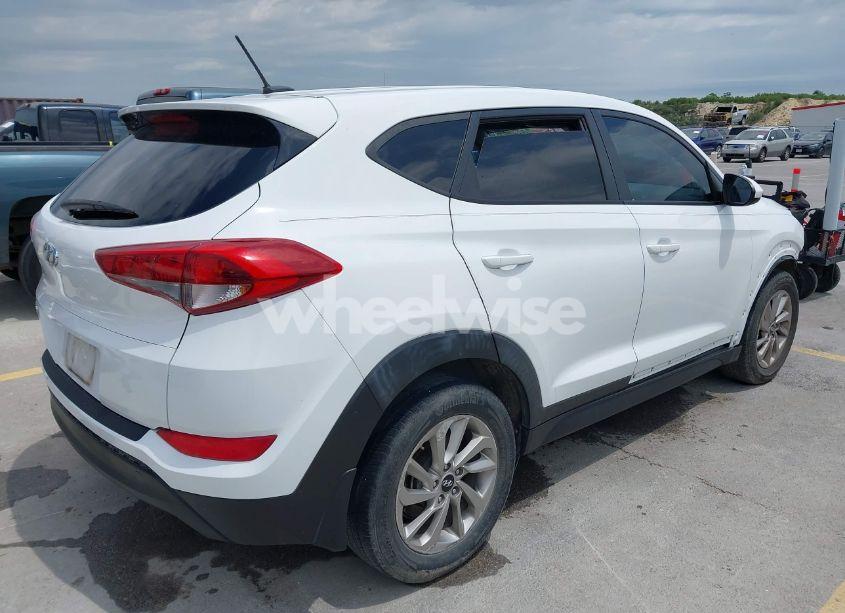 Photo 4 of 2016 Hyundai Tucson SE (VIN KM8J23A47GU110897)