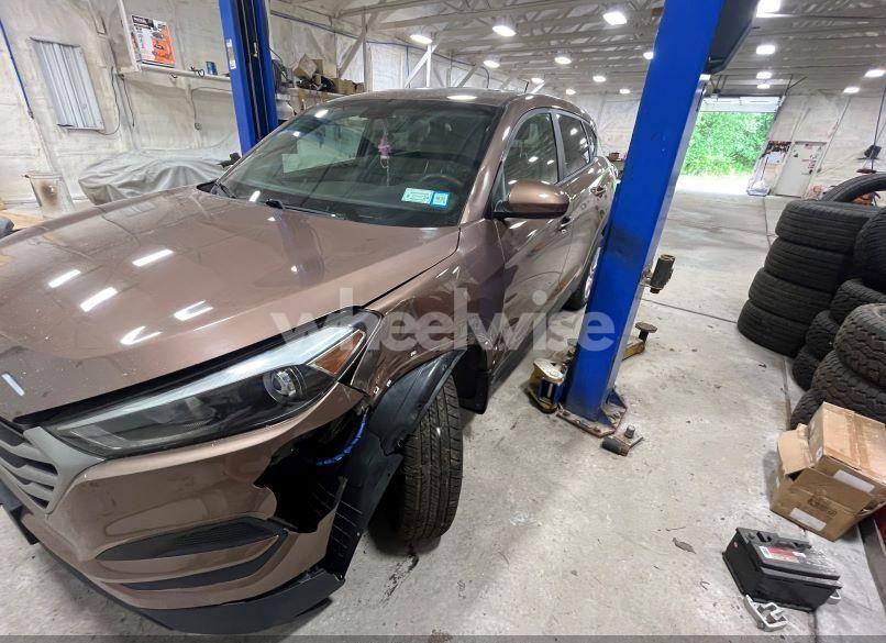 Photo 2 of 2017 Hyundai Tucson SE (VIN KM8J23A47HU268187)