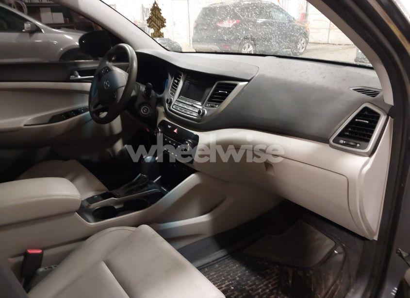 Photo 5 of 2017 Hyundai Tucson SE (VIN KM8J23A47HU528524)