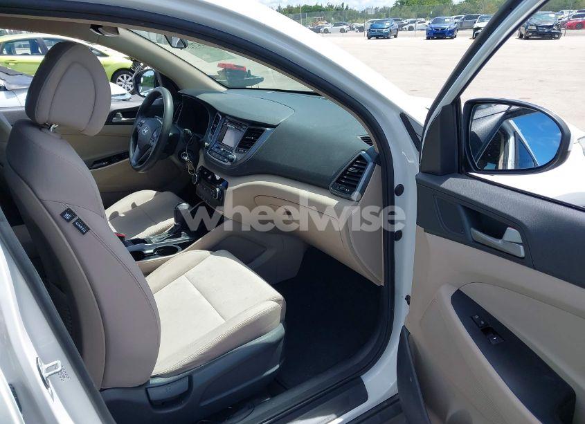 Photo 5 of 2018 Hyundai Tucson SE (VIN KM8J23A48JU812380)