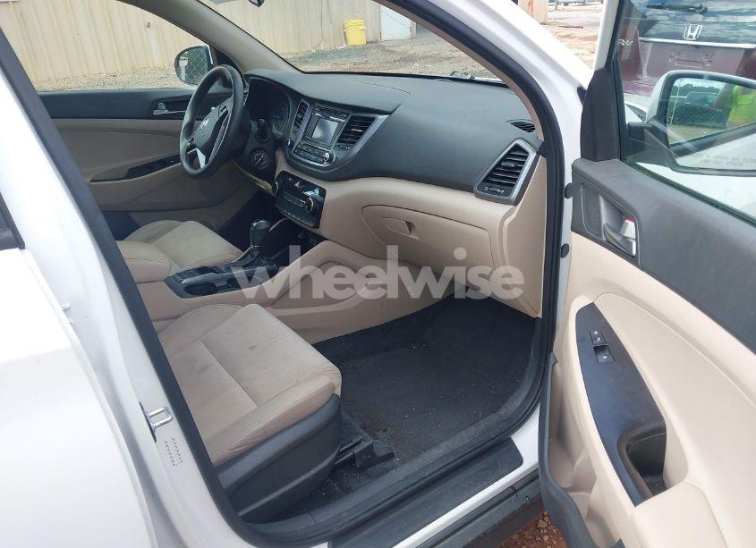 Photo 5 of 2017 Hyundai Tucson SE (VIN KM8J23A49HU580043)